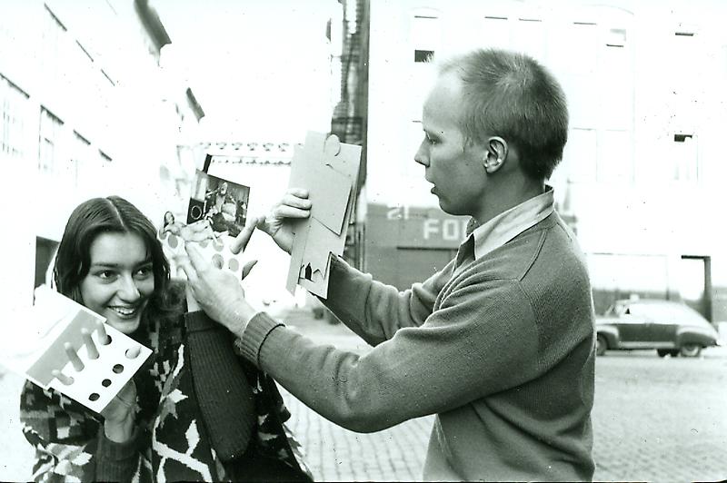 Ray Johnson with Suzi Gablik as they set up a moticos installation, autumn 1955. Photo by Elisabeth Novick.