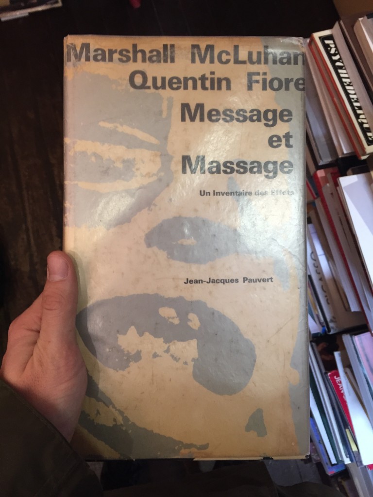 Message et massage – un inventaire des effets – Marshall McLuhan, Quentin Fiore, publié par Jean-Jacques Pauvert, 1968